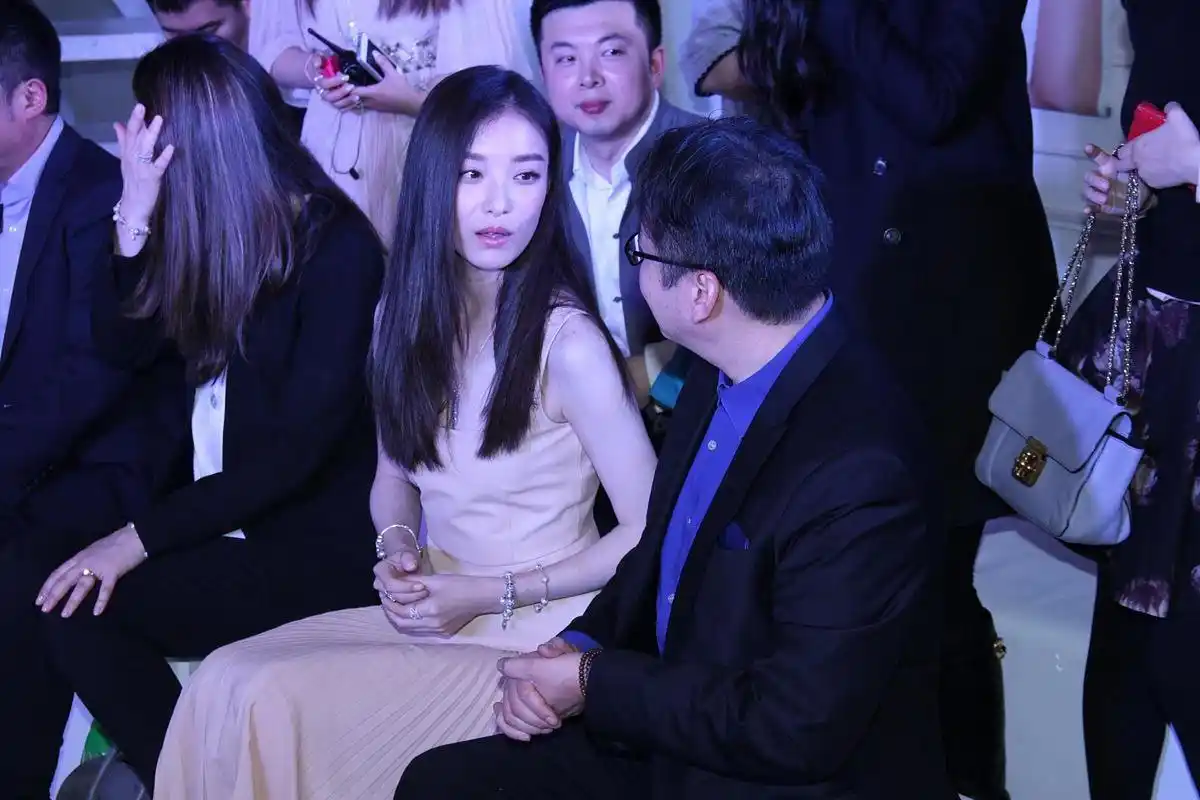 素颜大方合影素人男友,引发网友热议  正文:  近日,知名女演员倪妮