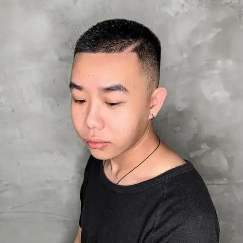 剪寸头的重点建议注意前方发际线与鬓角的线条修饰,可以顺便修饰脸型