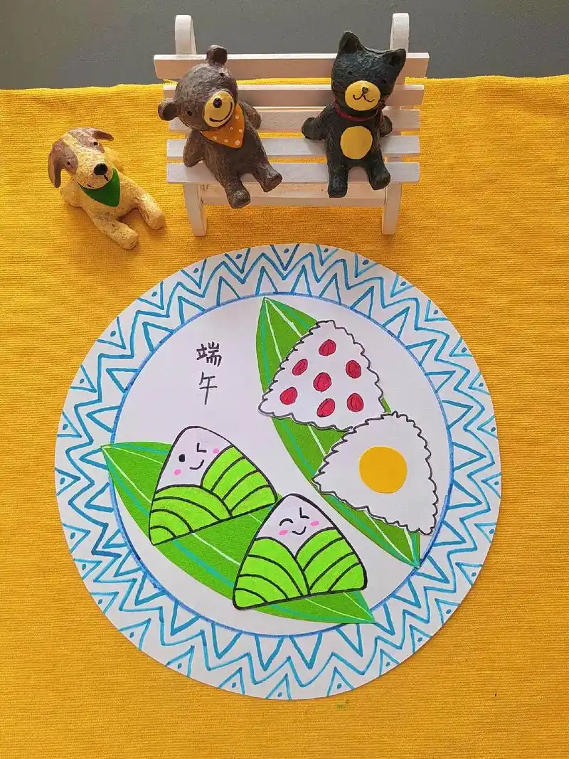 画好盘子再贴上卡纸做的粽子一盘可爱的端午手工就出来了
