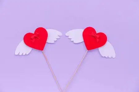 紫色背景上有翅膀的两颗心照片