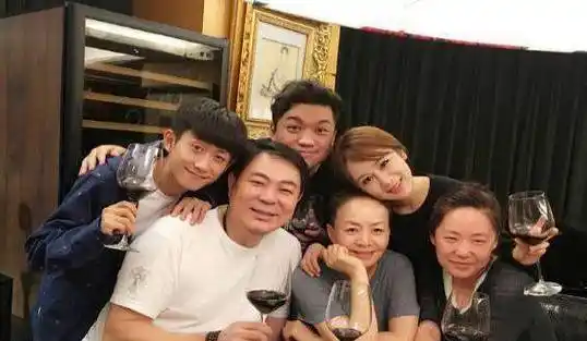 杨紫张一山皆红透,弟弟尤浩然却三考北电,还因拍戏增肥至180斤_儿女