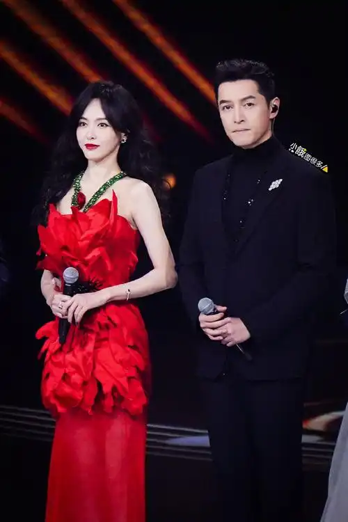 胡歌唐嫣合唱再回首##胡歌晒范志毅签名球衣##繁花沪语版今晚卫视