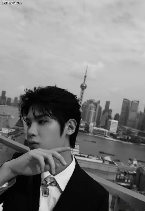 黄明昊身着黑灰拼色西装,绅士俊逸又充满少年感