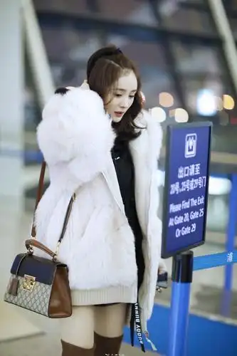 杨幂大冬天仍能秀身材,机场裹毛绒大衣凹"下衣失踪",为美真拼