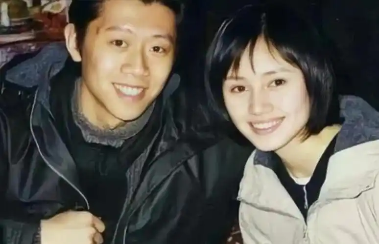 袁泉夏雨合体看话剧,女方背影似高中生,等老公与好友聊天超甜蜜