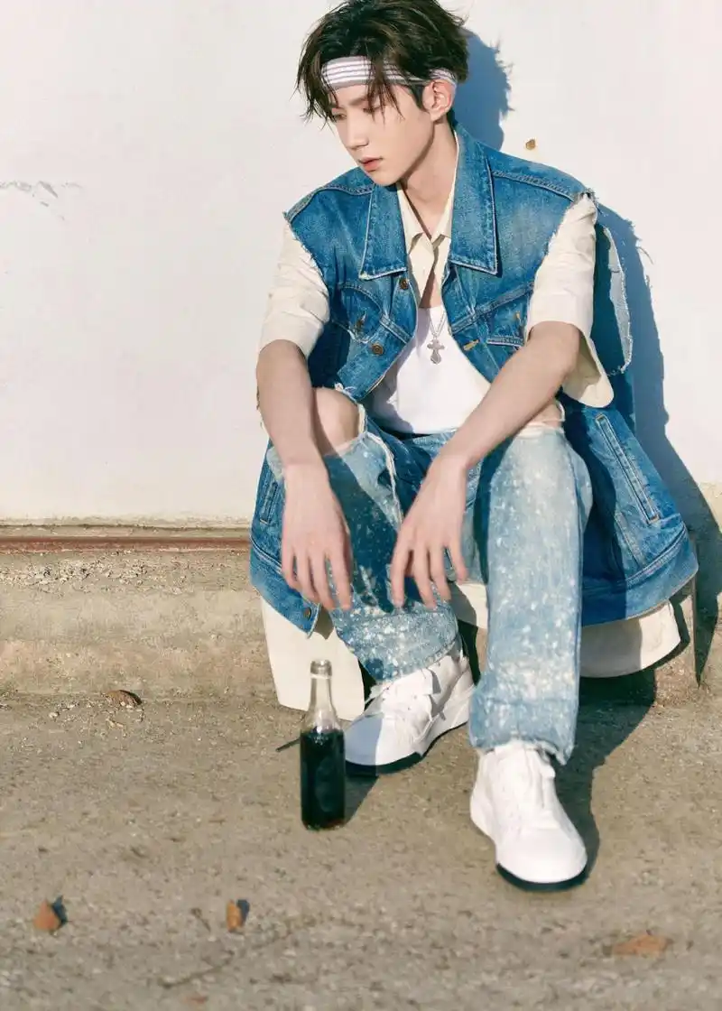 20岁王源与31岁刘宪华,穿同款破洞牛仔裤,演绎最潮街舞造型,相差11岁