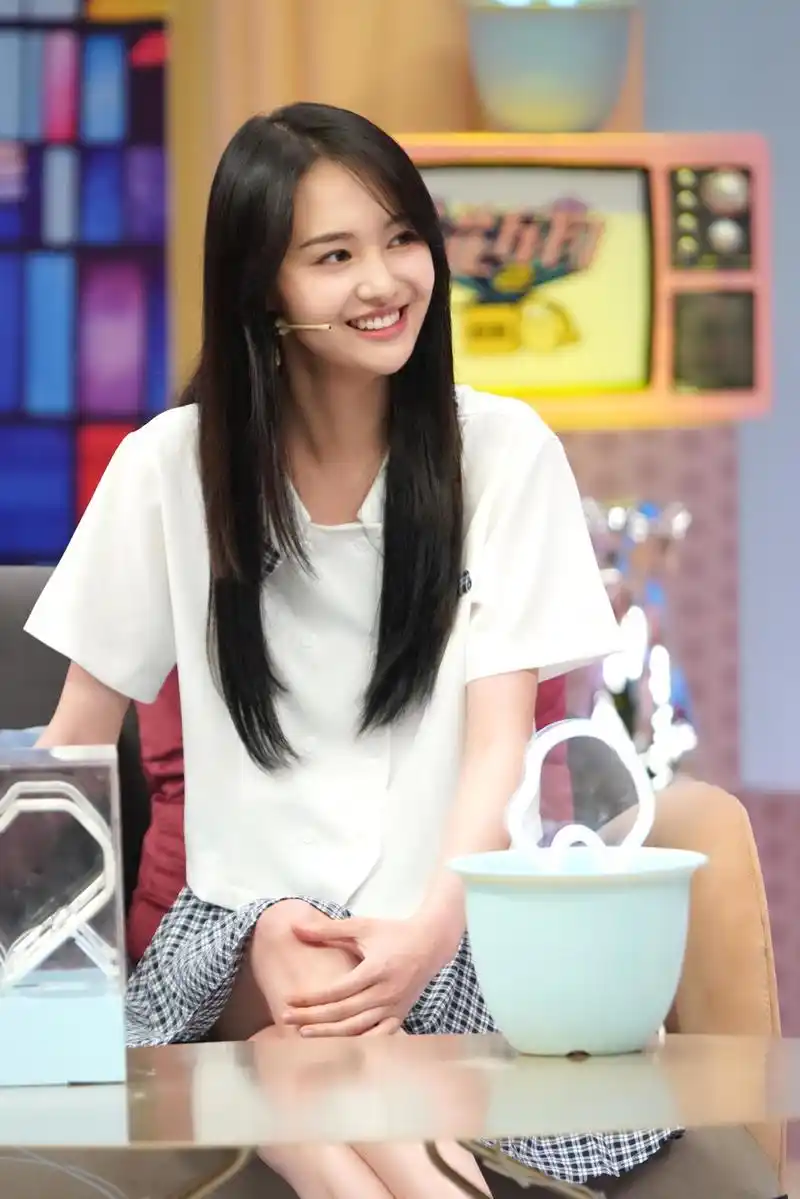 郑爽黑长直甜笑淑女范足 白衬衣网格裙好似"校园女神"