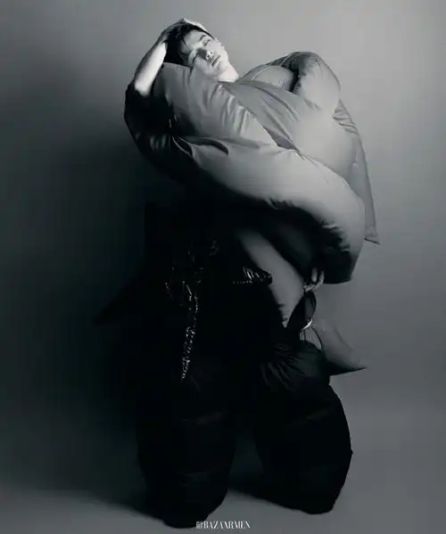 白敬亭芭莎男士七月刊封面