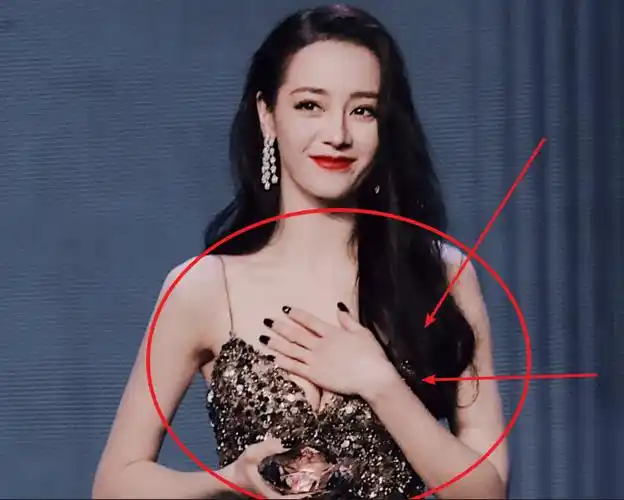 舒服捂肚子新闻_看到迪丽热巴捂胸后,我终于知道女明星有多害怕暴露了