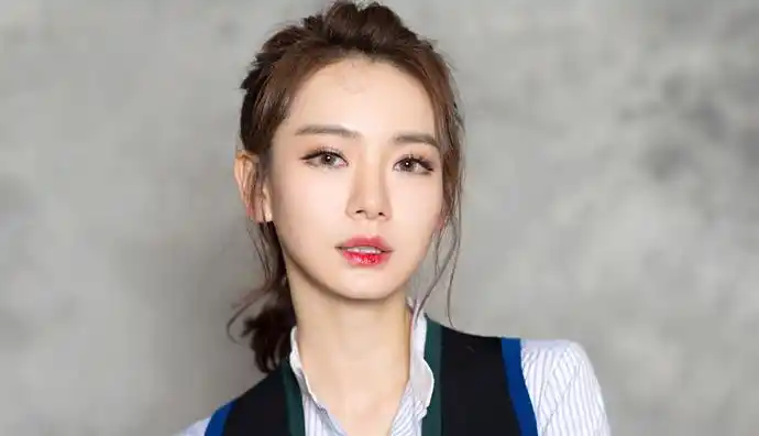 上也是有人在传出戚薇是不是混血,加上我们也是知道她与韩国人结婚了