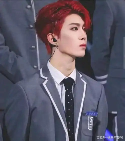 那年出道夜为了不让他的丞星成为"望眼镜女孩",染了红发的范丞丞惊艳