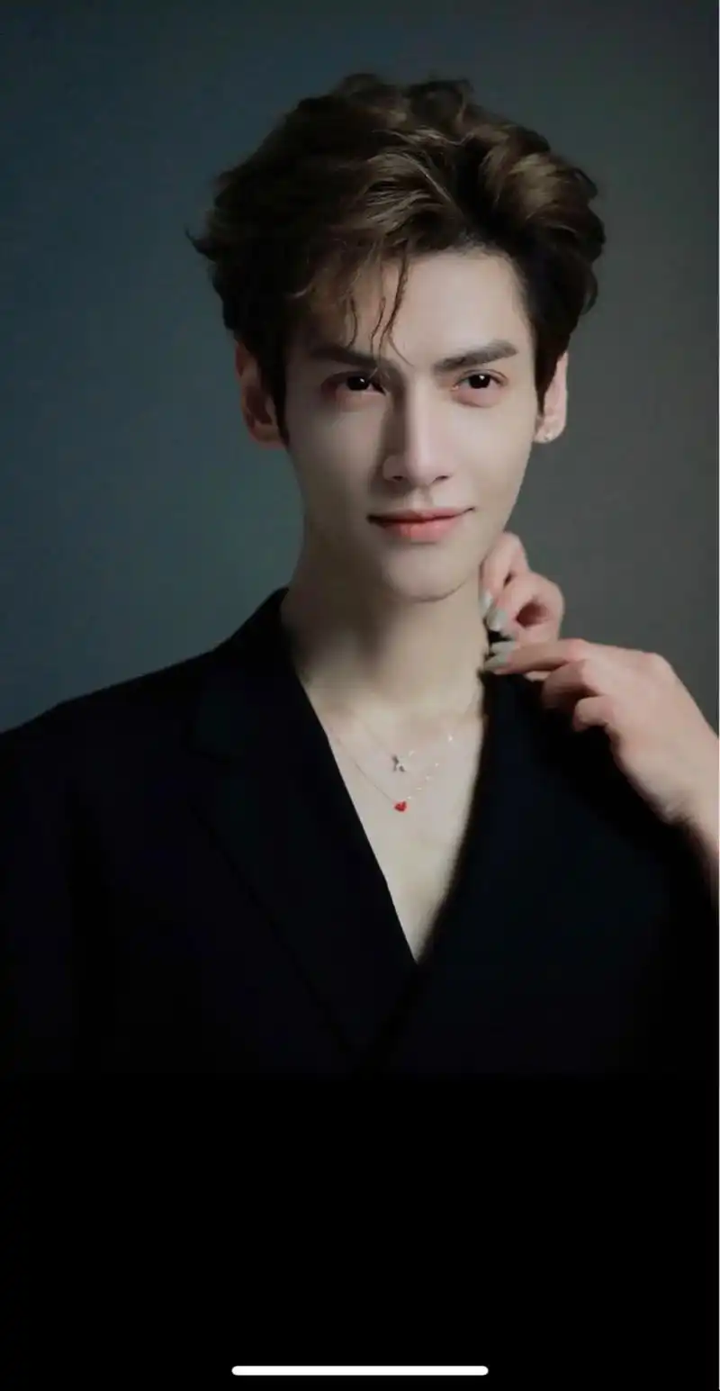 最近新存的罗云熙现代装.#罗云熙 #长月烬明 #罗云熙高清壁 - 抖音