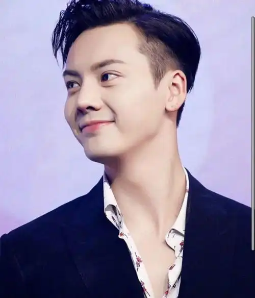 陈伟霆穿拼接毛衣搭配橘色墨镜老爷帽尽显魅力帅气男友力十足