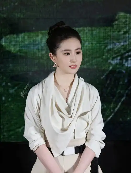 娜扎曾说没人能取代刘亦菲##刘亦菲笑倒在万茜身上