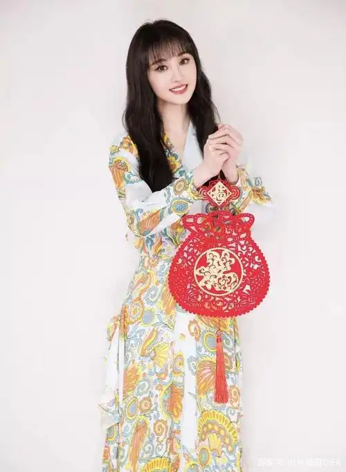 郑爽春晚被刷小品曝光!穿红套装跳抖音最火舞蹈,舞姿蹩脚太可爱