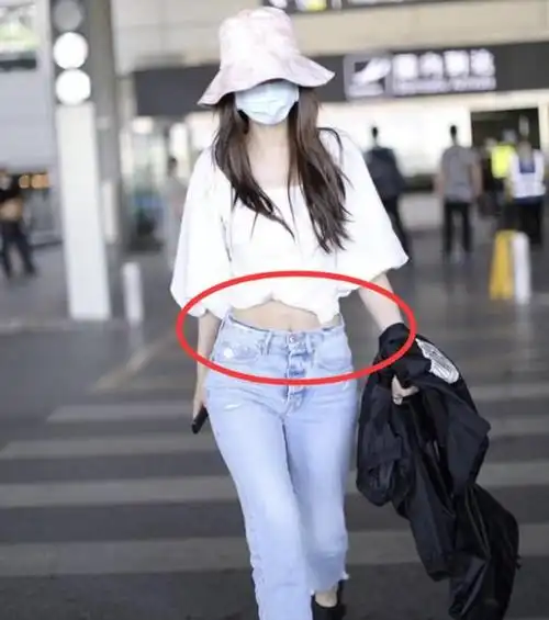 baby穿露脐装想扮少女,不料露出肚子"孕纹",佩服你的胆量!