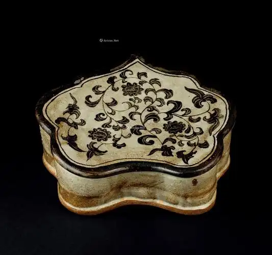 0173 宋代(960-1279) 磁州窑花卉纹瓷枕