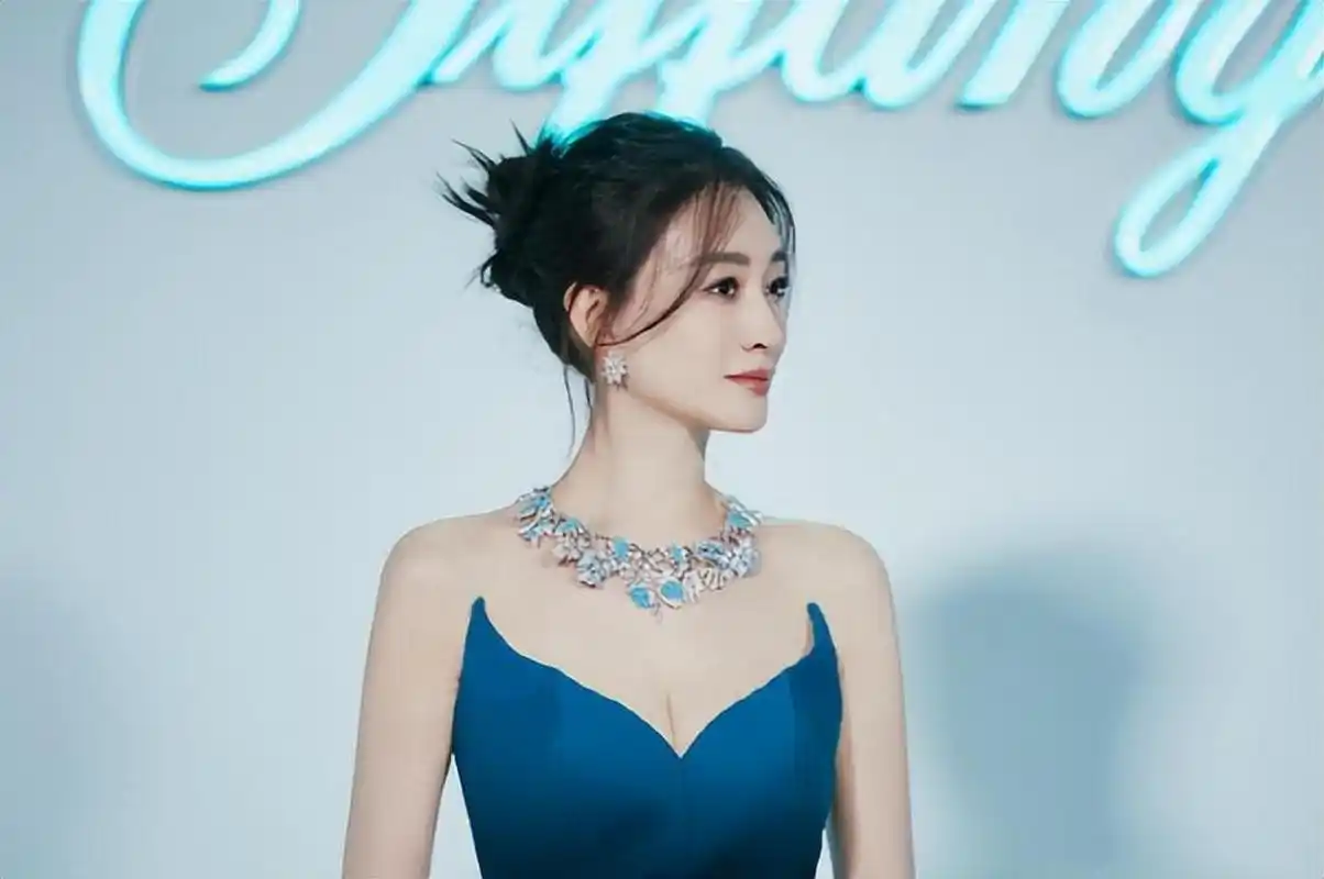 46岁李小冉身材太绝了!穿深v渐变裙撑的圆鼓鼓,性感又撩人