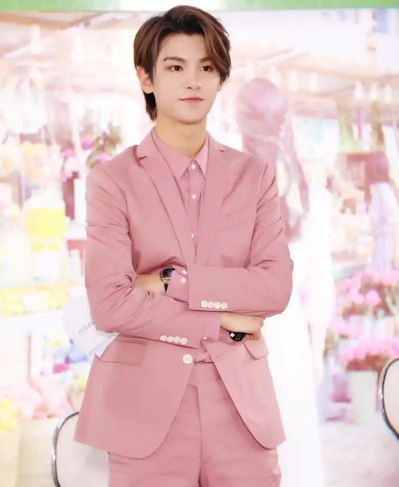 黄明昊一身粉红色西装亮相,网友:是心动的感觉