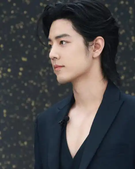 肖战直播露胸肌惊艳全场,深v狼尾造型引爆话题,粉丝:盛世美颜