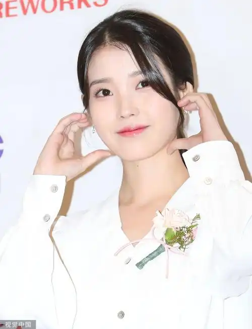 组图:iu李知恩出席韩国影评奖颁奖礼 获新人女演员奖可爱比心_高清