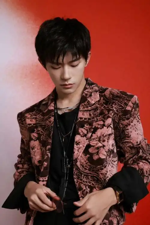 易烊千玺粉色渐变眼镜#易烊千玺这组照片真的太帅了,粉色渐变眼竞很