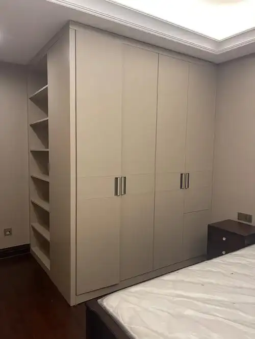 皮革衣柜皮门飘窗柜