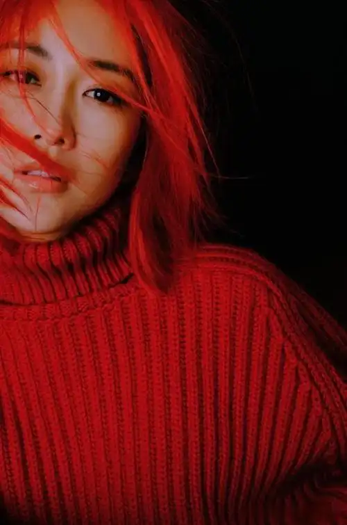 王鸥最新造型,酷飒的红发红衣,真的是要一红到底|发型|短发|脸型