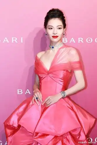 钟楚曦的气质高贵典雅,粉色的礼服裙有端庄的贵夫人感觉