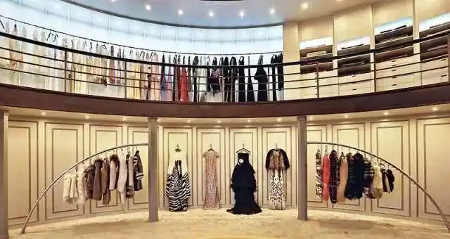 贝克汉姆夫妇乔作为世界级的时尚达人,最令人羡慕的就是贝嫂的衣帽