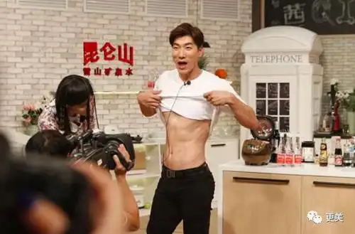 《刚抹完油锃光瓦亮の何润东》