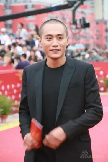 图文:第12届华表奖红毯--刘烨光头造型