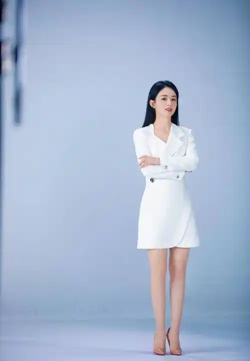 赵丽颖西装裙优雅妩媚,漫画腿美得不真实_时尚_白色_少女
