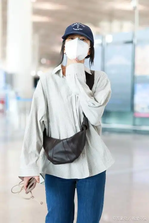 高圆圆现身北京机场,轻松搭配休闲衬衫棒球帽,时尚又舒适!