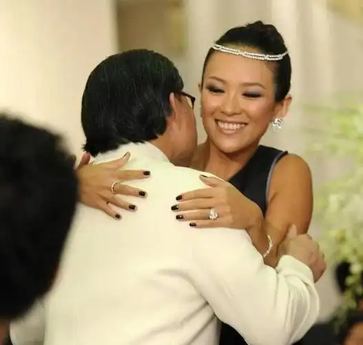 霍启山出席活动遇上美女跟美女说话弯腰表演美女撞章子怡