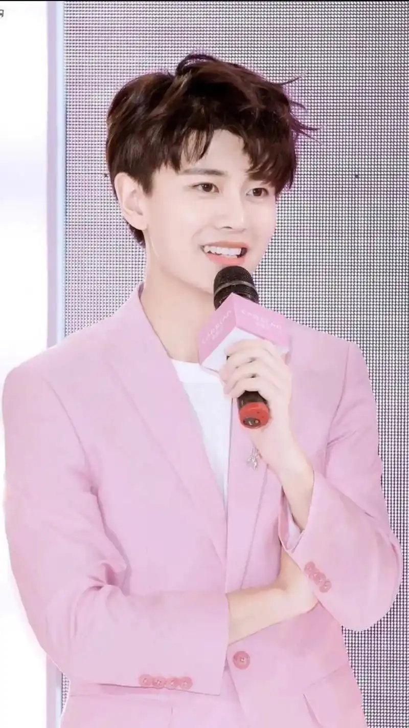 任嘉伦 今日浪漫粉,见到哥哥心动如初恋00 #这谁顶着住# - 抖音