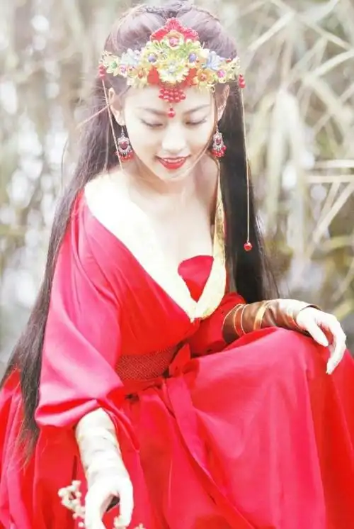 惊鸿一面张嘉倪,明媚妖艳一举一动都赏心悦目!_古装