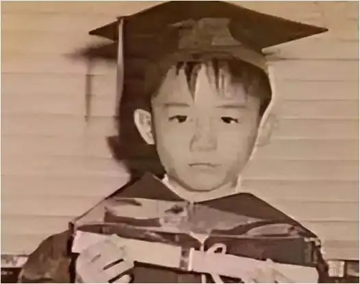 梁朝伟小时候是个聪明的孩子,读书成绩优秀.