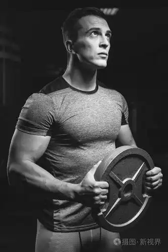 健壮的男人在健身房训练
