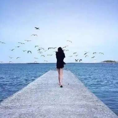 蓝色大海唯美女生背影头像有意境的伤感背影头像海边