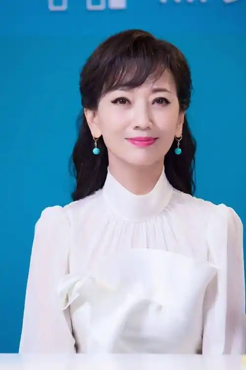 赵雅芝白色造型写真释出 笑容温暖治愈气质优雅迷人_笑容_赵雅芝_治愈