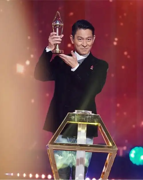 60岁刘德华现身金曲奖典礼!西服牛仔裤玩混搭,手捧奖杯紧抿嘴唇插图4