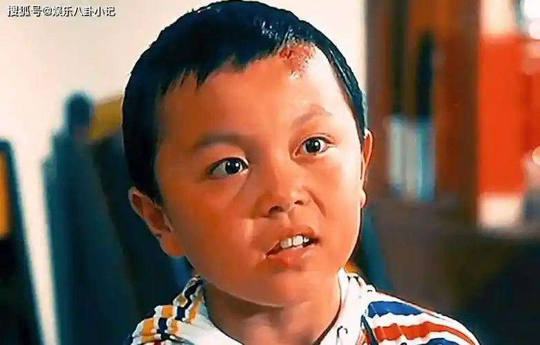 谢苗出生在北京一个平凡家庭,他小时候因为相貌俊美,家人原本希望他能