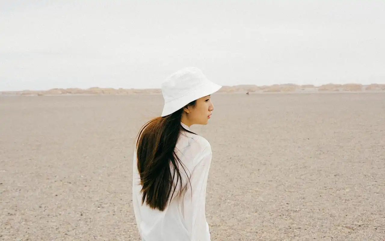 戴帽子的文艺女生户外日系写真电脑壁纸