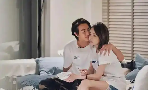 萧亚轩前男友黄皓晒宝宝脚丫照疑似当爸曾被曝与女邻居闪婚