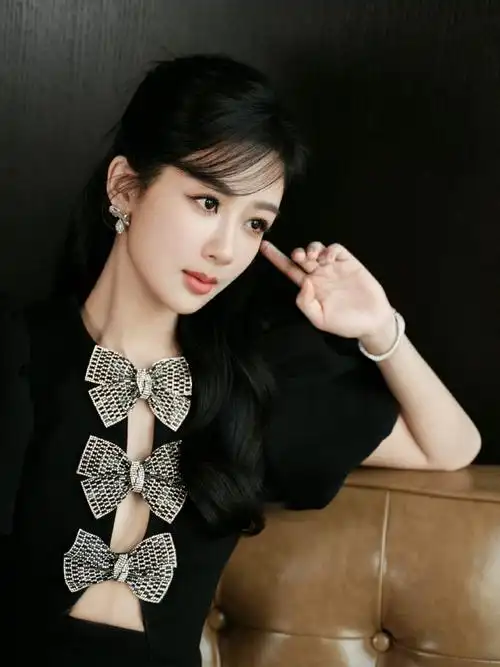 杨紫最新活动美照,穿镂空黑裙又瘦又美,甜辣造型好惊艳