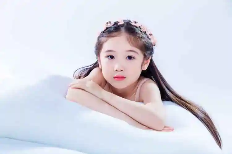 p>邓文怡,2009年11月14日出生于香港,童星,中国香港女歌手.