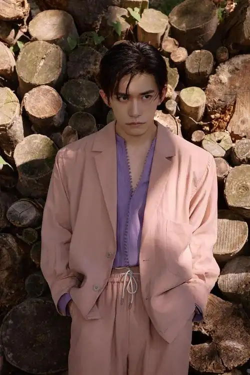 易烊千玺粉色西装亮相威尼斯晚宴,气质直击人心