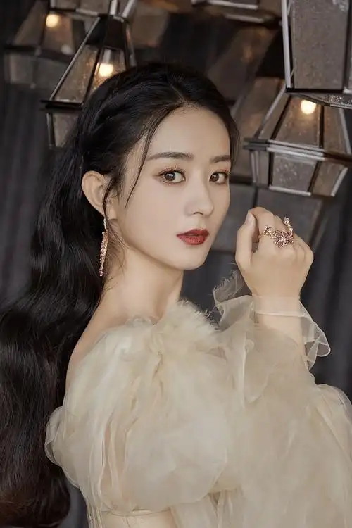 赵丽颖的一组写真被曝光,照片中的她穿国潮高定演绎柔美与清甜的极致