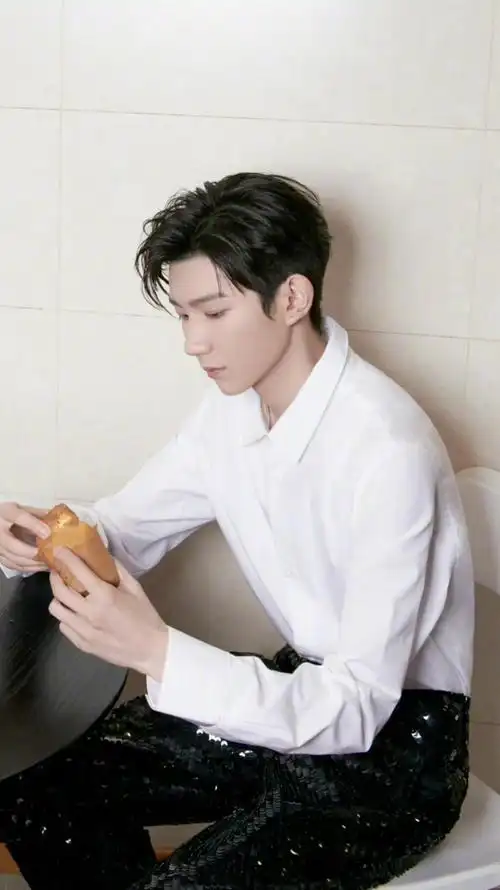 王源超话#王源纯白套装#全世界最适合穿白衬衫的人出现了@tfboys-王源